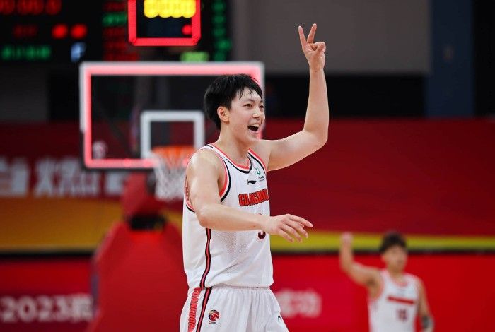 🏀广东VS新疆前瞻：胡明轩状态火热冲连胜 刘炜首次挑战杜锋